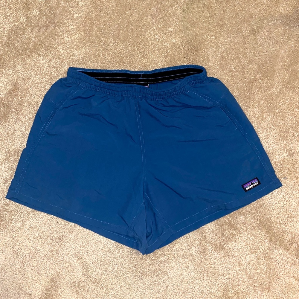 women’s navy blue patagonia shorts !! 5”